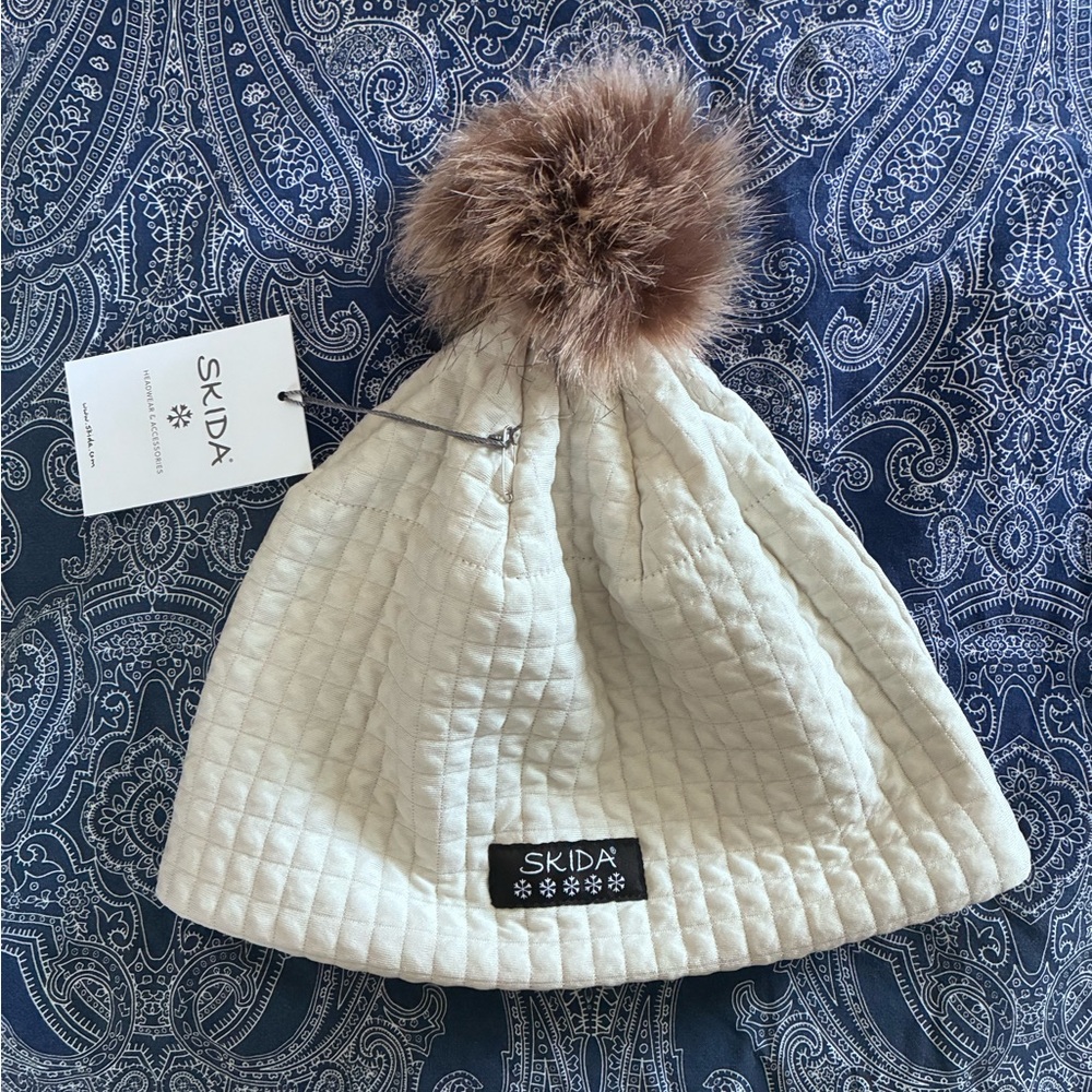 NWT Skida Chateau Cream Pom Beanie